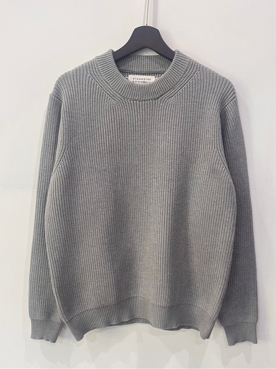 BELNAY Straight Shoulder Crew Neck Sweater