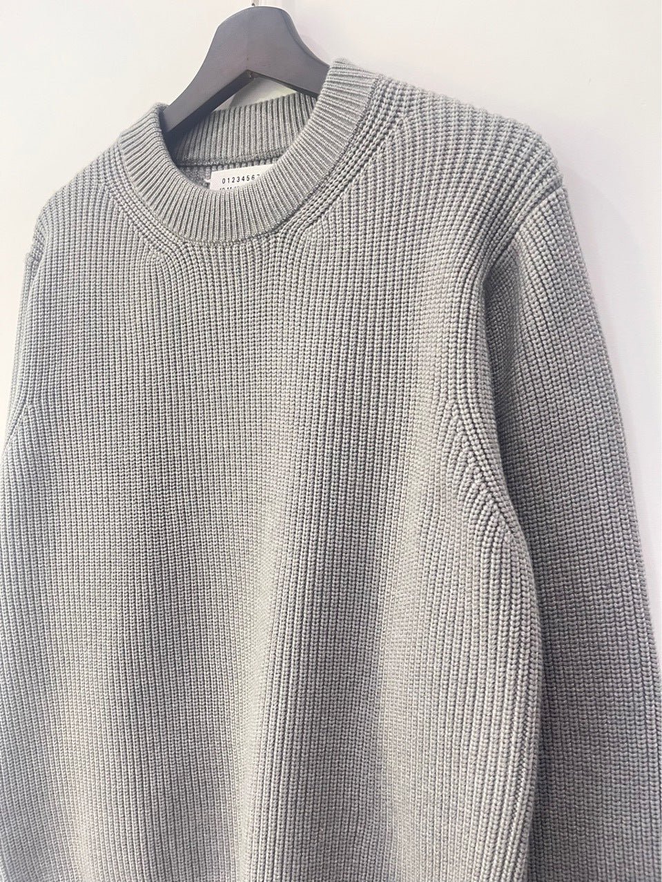 BELNAY Straight Shoulder Crew Neck Sweater