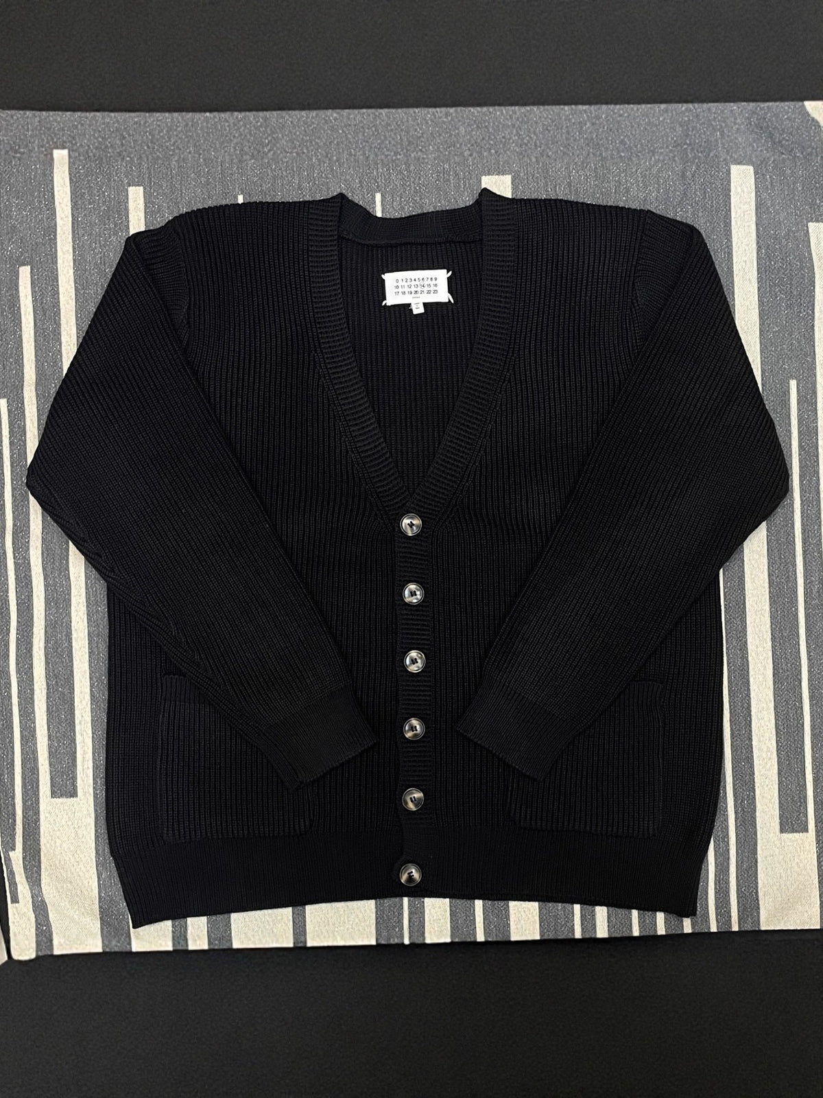 BELNAY Ribbed V-Neck Cardigan