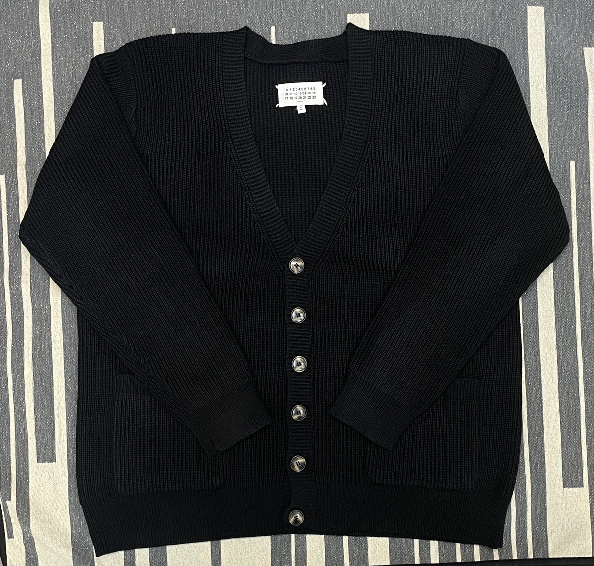 BELNAY Ribbed V-Neck Cardigan